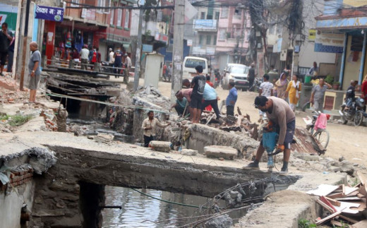 १३ वर्षीय बालक बेपत्ता भएपछि सामाखुसी खोलामाथिको ‘स्ल्याब’ हटाउन सुरु